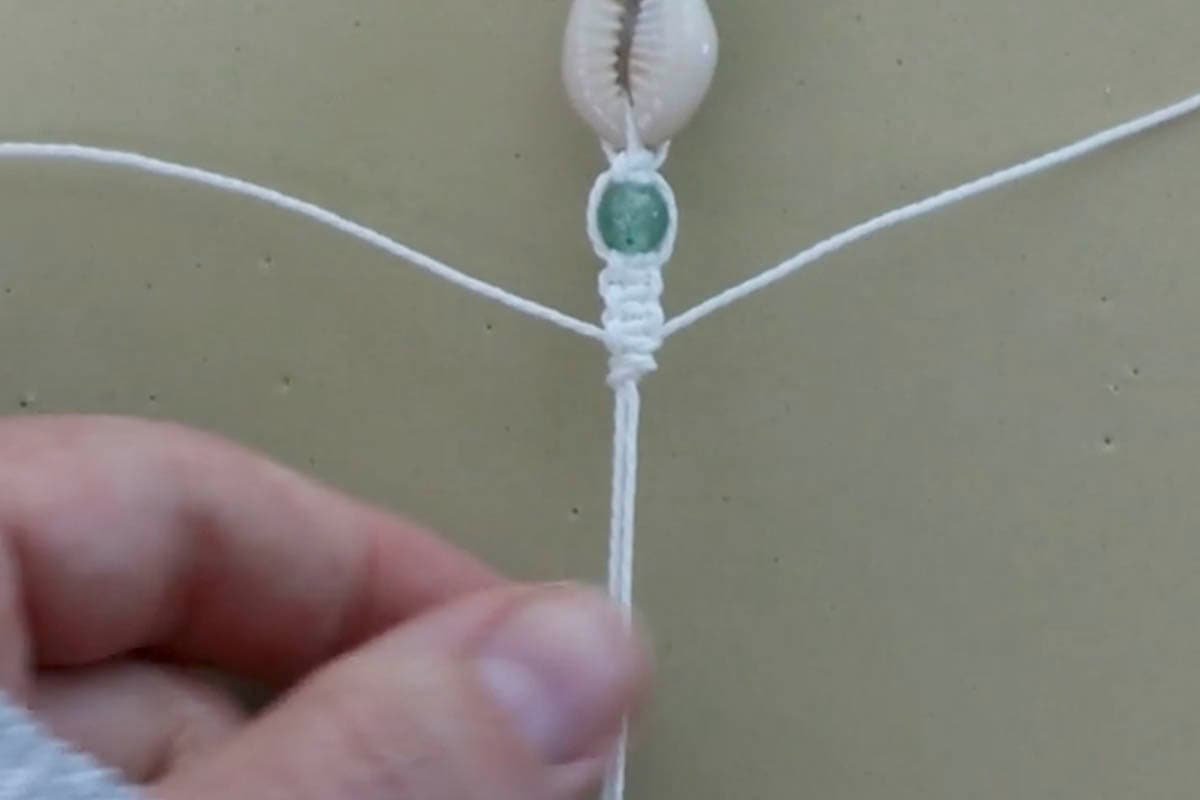 DIY Cowrie Shell Macrame Bracelet (Free Pattern + Video Tutorial ...