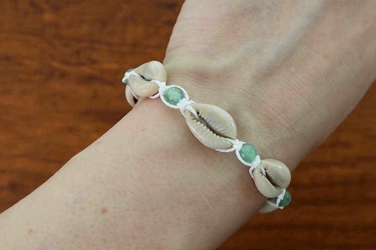DIY Cowrie Shell Macrame Bracelet (Free Pattern + Video Tutorial ...