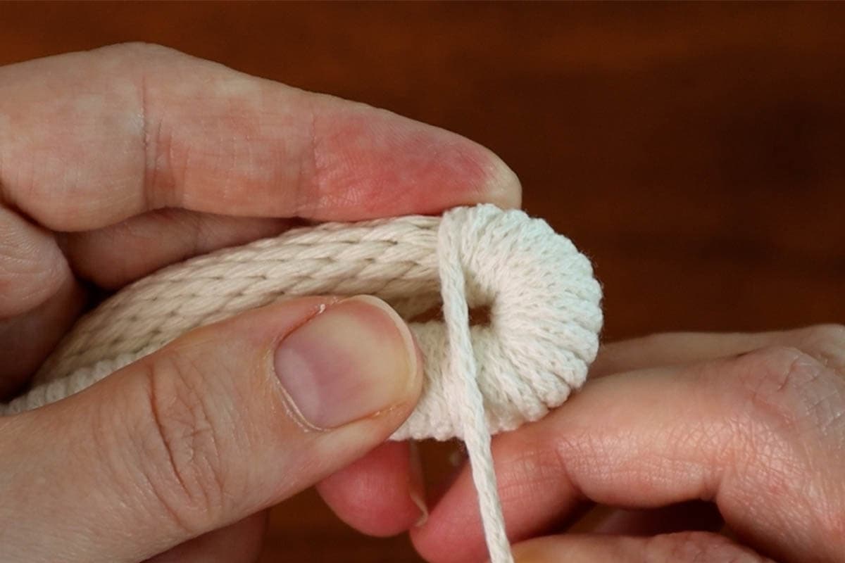 bending the filler cord to start the coiling of the basket