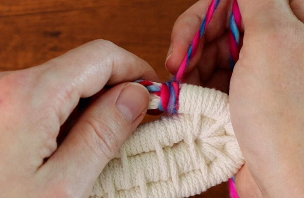 joining on a new color of yarn