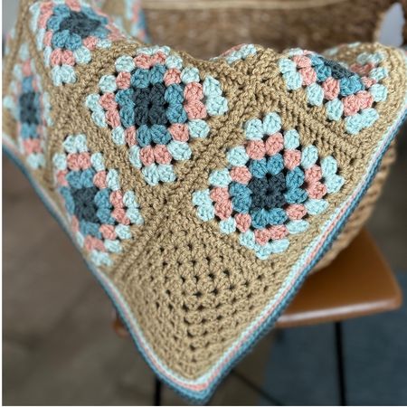 featured image for free granny square blanket crochet pattern post